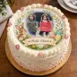 Preview: Personalisierter Tortenaufleger zu Ostern – Niedlicher Osterhase und bunter Frühlingskranz mit Wunschfoto