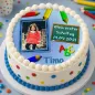 Preview: Runder Foto-Tortenaufleger zur Einschulung mit Schultafel & Buntstiften