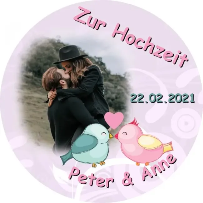 Preview: Tortenaufleger Hochzeit mit Foto rund – Jung & Frech in Flieder mit Spatzen
