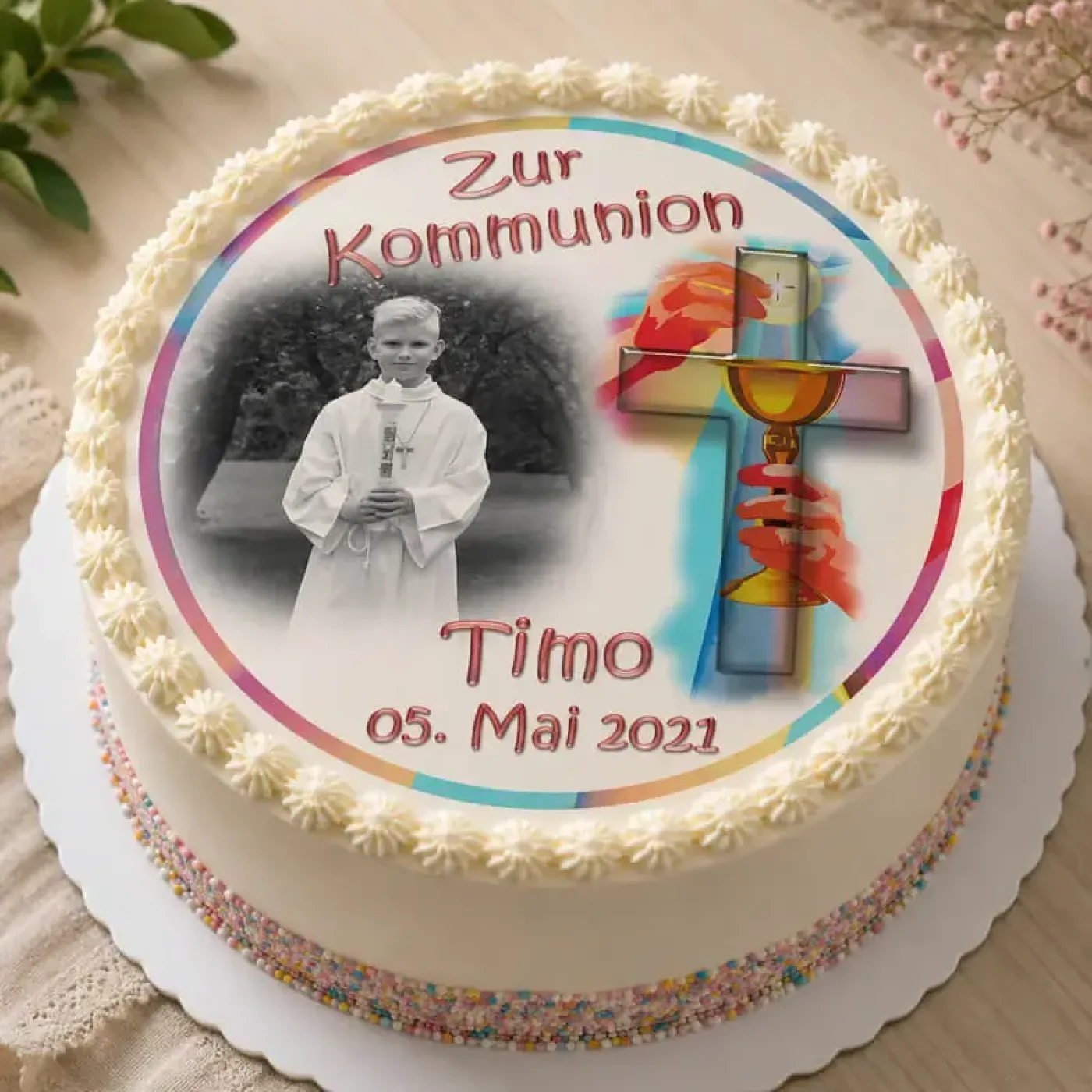 Personalisierter Fototortenaufleger für Kommunion, Konfirmation, Firmung und Jugendweihe mit buntem Kreuz und goldenem Kelch