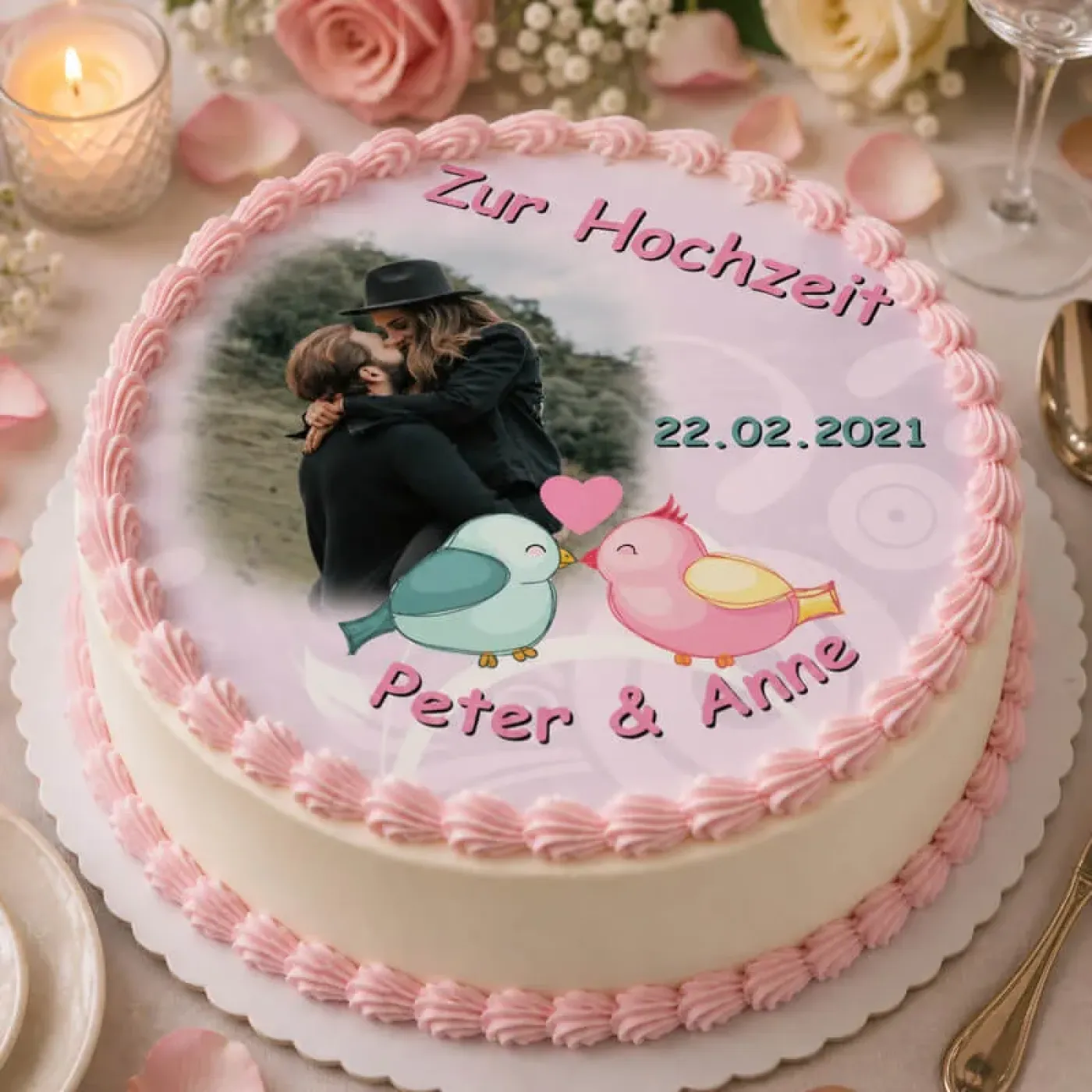 Tortenaufleger Hochzeit mit Foto rund – Jung & Frech in Flieder mit Spatzen