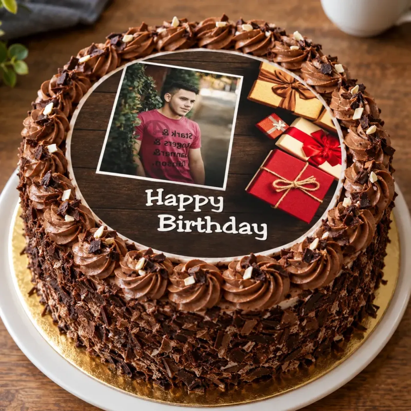 Runder Foto-Tortenaufleger Geburtstag mit Geschenken & dunklem Holz