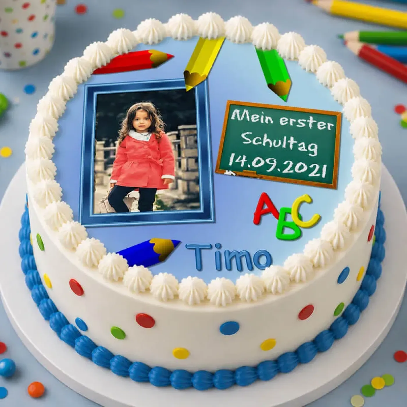 Runder Foto-Tortenaufleger zur Einschulung mit Schultafel & Buntstiften